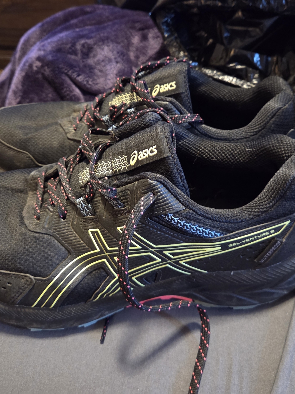 ASICS Gel-Venture 8 Black with Neon Yellow Accent Womens 9.5